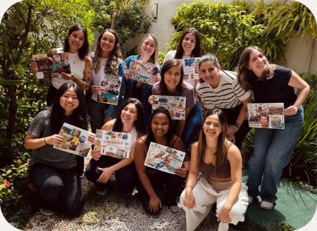 Grupo de mulheres ao ar livre segurando painéis durante o encontro presencial Ritmo do Novo