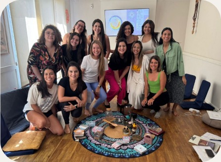 Grupo de mulheres reunidas em círculo durante o encontro presencial Ritmo do Ser